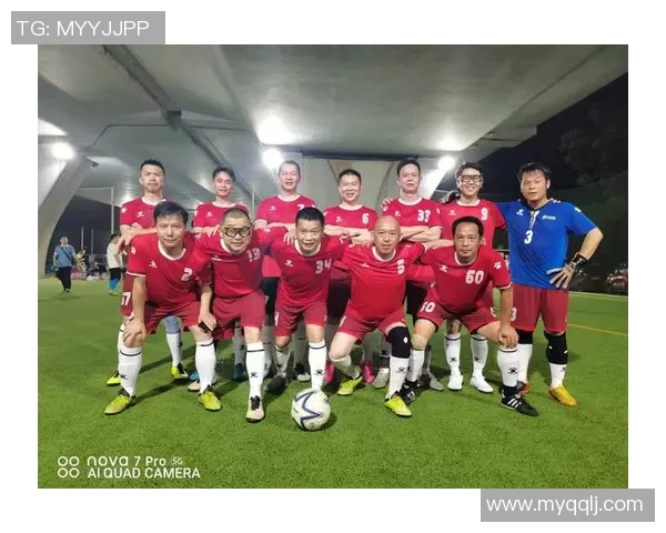 火热足球激情四溢赛场风云尽显球员风采与团队精神的完美结合 火热足球激情四溢赛场风云尽显球员风采与团队精神的完美结合